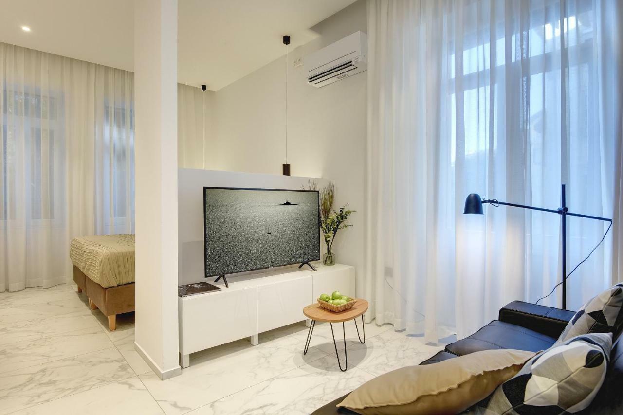 Apartment Lifestyle *